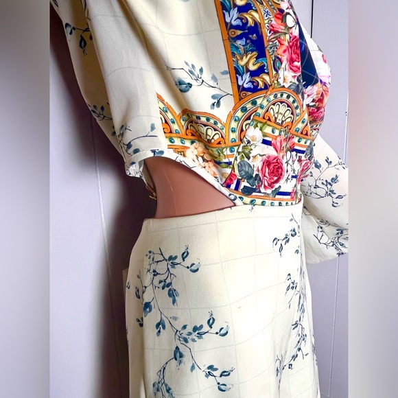 LANÇA PERFUME- Foreign brand -Romper- Size: L - side cuts - Spanish Motive - Picture 3 of 9